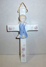 rcom2 .Croix de garçon de communion en porcelaine H17cm