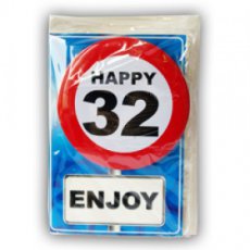 05932 Carte de vœux avec badge à épingler 'Happy 32'