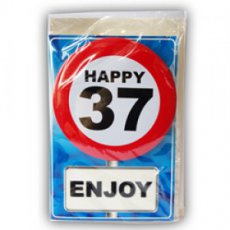Carte de vœux avec badge à épingler 'Happy 37'